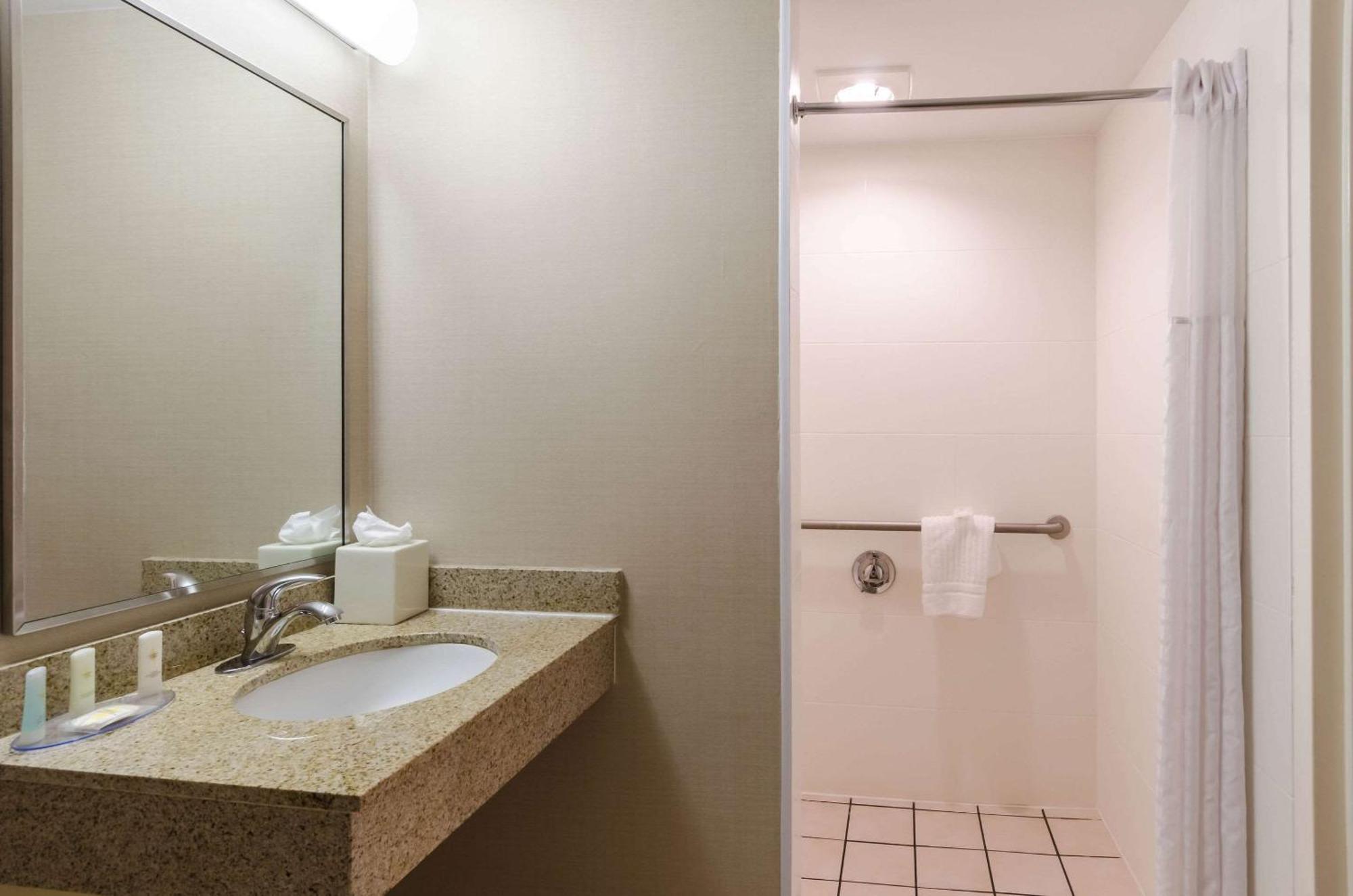Comfort Inn Randolph-Boston Екстер'єр фото